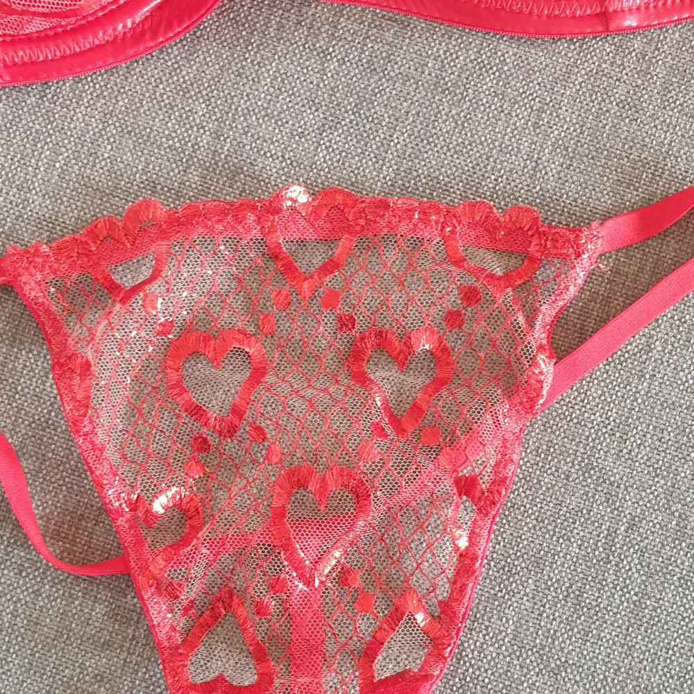 Savage x fenty bh + matchande g-string i storlek s, från allahjärtansdag kollektionen. Änvänd en gång. Köparen står för frakten.. Övrigt.