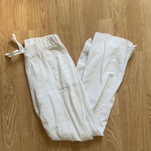 Linnebyxor  - Linnebyxor vita, strl xs, passar på någon runt 1,55. 49kr+45kr frakt. Priset beror på att jag ej har tid att visa dom på.