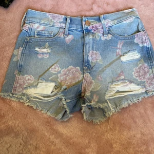 Shorts - Blåa shorts med rosa blommor