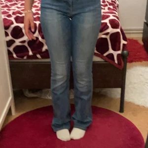 lågmidjade jeans - säljer dessa snygga lågmidjade jeans då dom ej kmr till användning tyvärr! Lågmidjade och utsvängda nerifrån. Skriv för intresse eller om du har några funderingar, pris kan diskuteras💞