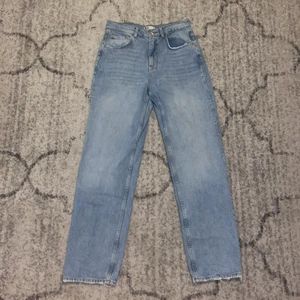 Jeans  - Ett par blåa jeans u ett bra skick, relativt använda men syns ej på de.(vi kommer inte riktigt ihåg vad de hette men vi tror att modemen heter dagny mom jeans från GinaTricot) Säljs för 350kr+fram. 😀