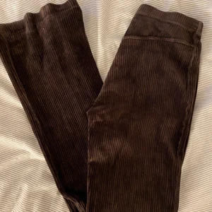 Bruna Manchester  - Bruna lågmidjade Manchester byxor. Passar som en S/M🤎