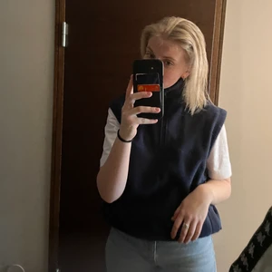 Fleeceväst - Säljer min fleeceväst från Weekday pga inte min stil:/ den är i färgen navy och är halfzip! Storlek S