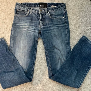 Lågmidjade jeans - Skitt snygga lågmidjade acne jeans som tyvärr blivit lite korta på mig som är ca 170