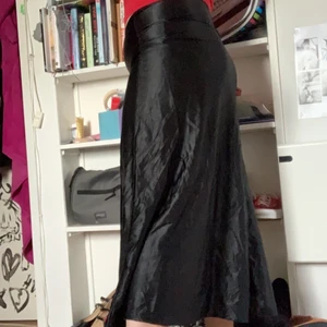 Svart långkjol - 💞 tryck ej på köp! Kontakta mig vid intresse 💞