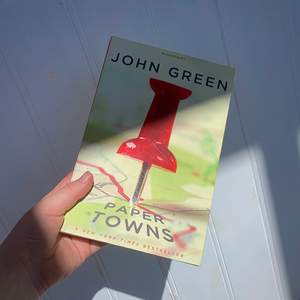 Paper towns av John green som skrev the Fault in our stars. Boken är på engelska är är i bra skick 