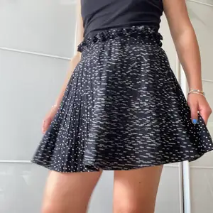 Sommarkjol som dessutom har ett par inbyggda shorts!🥰 Älskar denna kjolen men den kommer tyvärr inte till användning hos mig, köpt i en liten butik i Spanien😊 Passar S-M😌 hör av er vid frågor🌸 Lite trasig i innertyget, inget som syns och lätt att laga⭐️