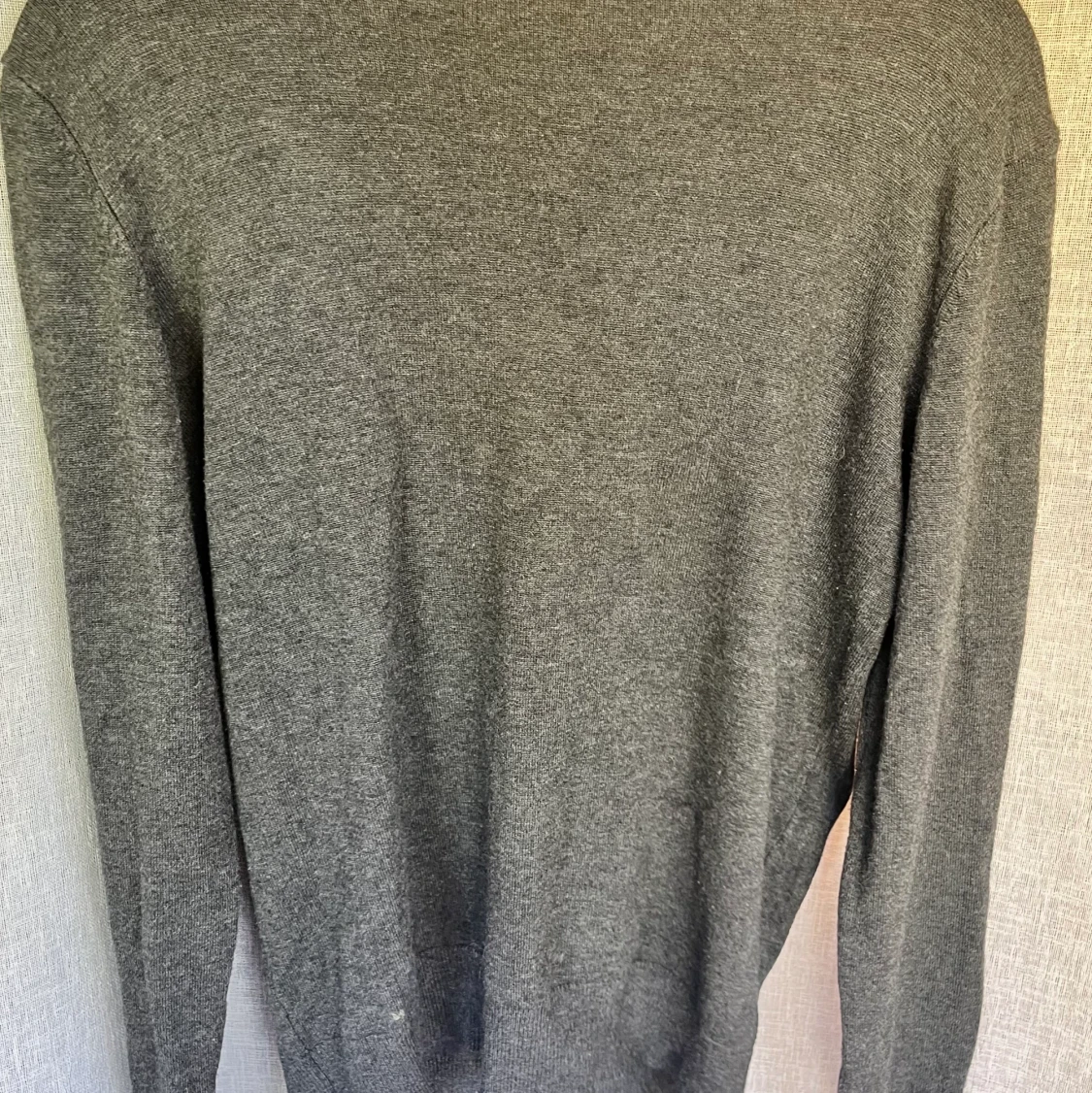 Oanvänd mörkgrå polotröja  - 90