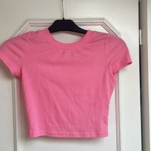 Topp Shein  - Jag säljer en rosa fin topp från SHEIN för jag råka besälla flera av samma💓 aldig använd!