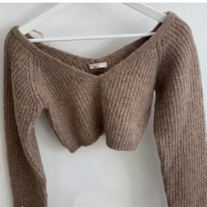 Tröja  - Första bilden är lånad. Helt oanvänd och lappen är kvar på tröjan 