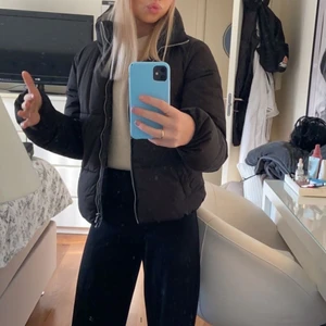 Vinter jacka  - Säljer nu min vinter jacka som är i bra skick. Den är svart och har lite högra krage och har ingen luva. Den är från märket ”JDY”