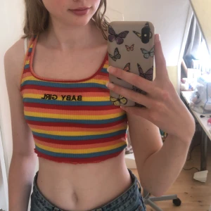 Shein topp - Ett jättefint randigt linne med text! Säljer då det tyvärr inte kommer till användning längre. Fint skick men lite lite nopprigt och därav priset💗 tryck ej köp nu utan kom privat istället, jag postar även!