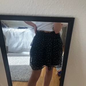 Blommig kjol  - Säljer denna blommiga kjolen från h&m i storlek xs. Den är sällan använd och är i bra skick. Säljer för 100kr + 40kr frakt 💕
