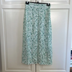 Kjol hm - Vadlång kjol från hm med slits framtill. Kjol har även knappar framtill som en fin detalj. Använde 1 gång så den är i nyskick!