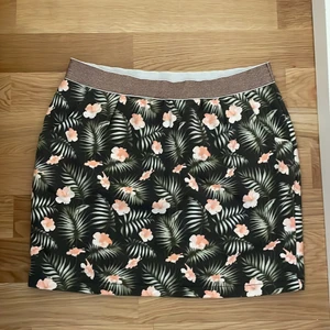 Blommig kjol - En blommig kjol från (Groggy by: jbc) Storlek: 164 men är stor i storleken.