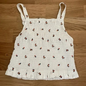 Vit topp med blommor - En vit topp med blommor från Zara. Storlek: 164 13-14 år 