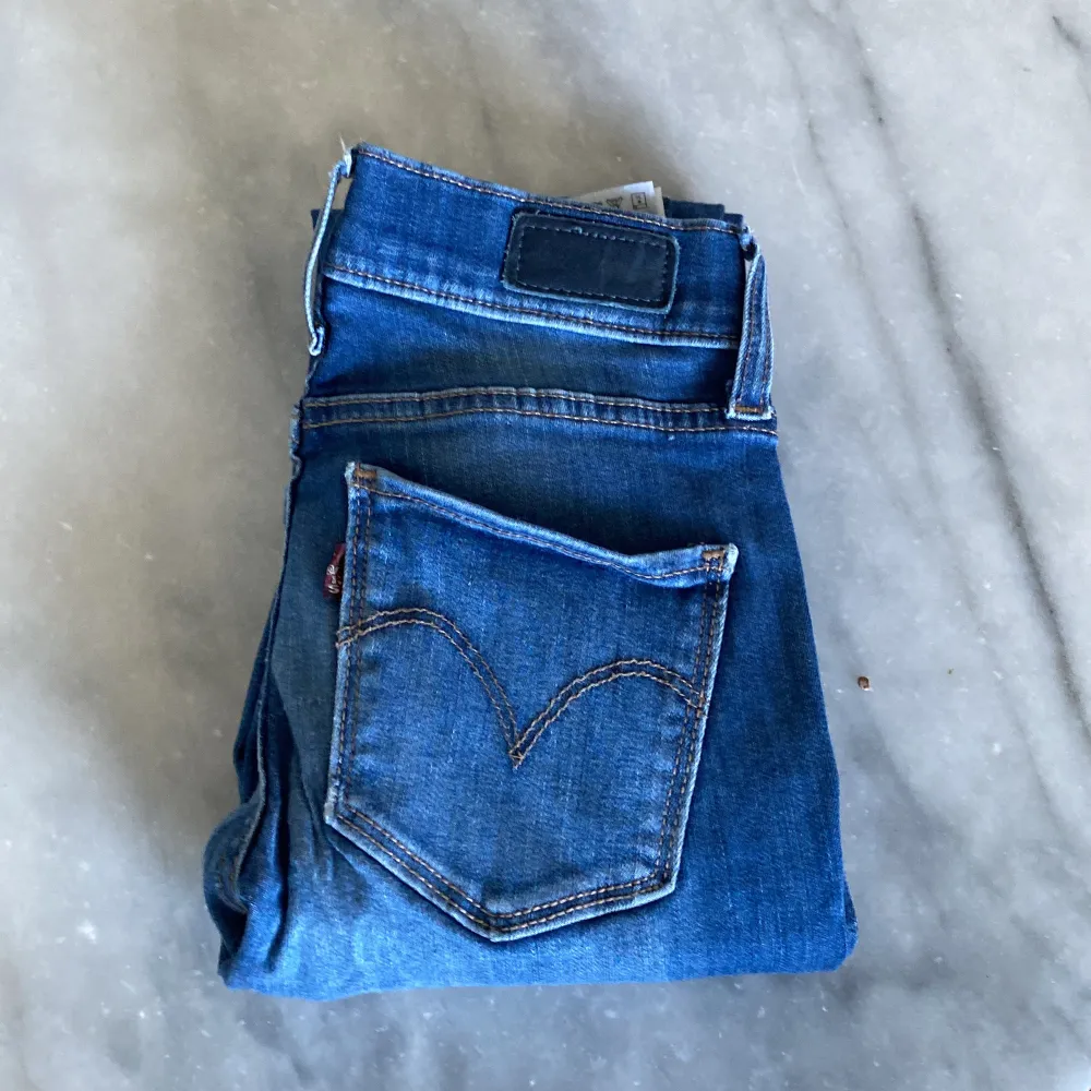 säljer mina Levis jeans i storlek 24 💓. säljer för att jag rensar ut min garderob 🙌🏼. . Jeans & Byxor.