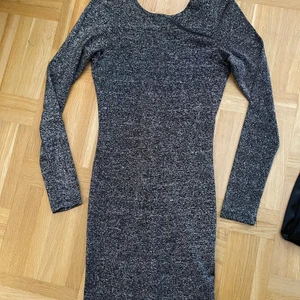 Glittrig klänning  - Använt i fint skick, storlek 34. 40 kr + fraktkostnad 