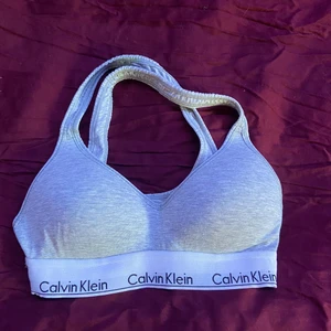 Calvin Klein bh 🤍 - Grå bh från Calvin Klein som bara använd vid två tillfällen eftersom den är för liten, har push up 🤍 (Köpare står för frakt) 🤍