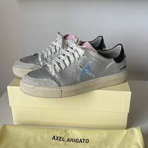 Glittriga Sneakers från Axel Arigato i nyskick, endast använda två gånger. Köpta på deras hemsida i storlek 39. Box & dustbag medföljer. Nypris 2200kr