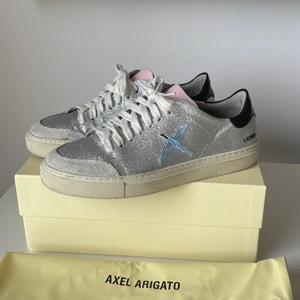 Axel Arigato sneakers  - Glittriga Sneakers från Axel Arigato i nyskick, endast använda två gånger. Köpta på deras hemsida i storlek 39. Box & dustbag medföljer. Nypris 2200kr
