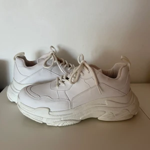 Vita sneakers - Vita chunky sneakers från Nelly i storlek 39. Endast använda 2 gånger. Köparen står för frakten💘