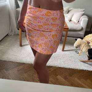 Mönstrad kjol från zara. I storlek medium, men passar även small om man vill ha den lite mer lågmidjad. 