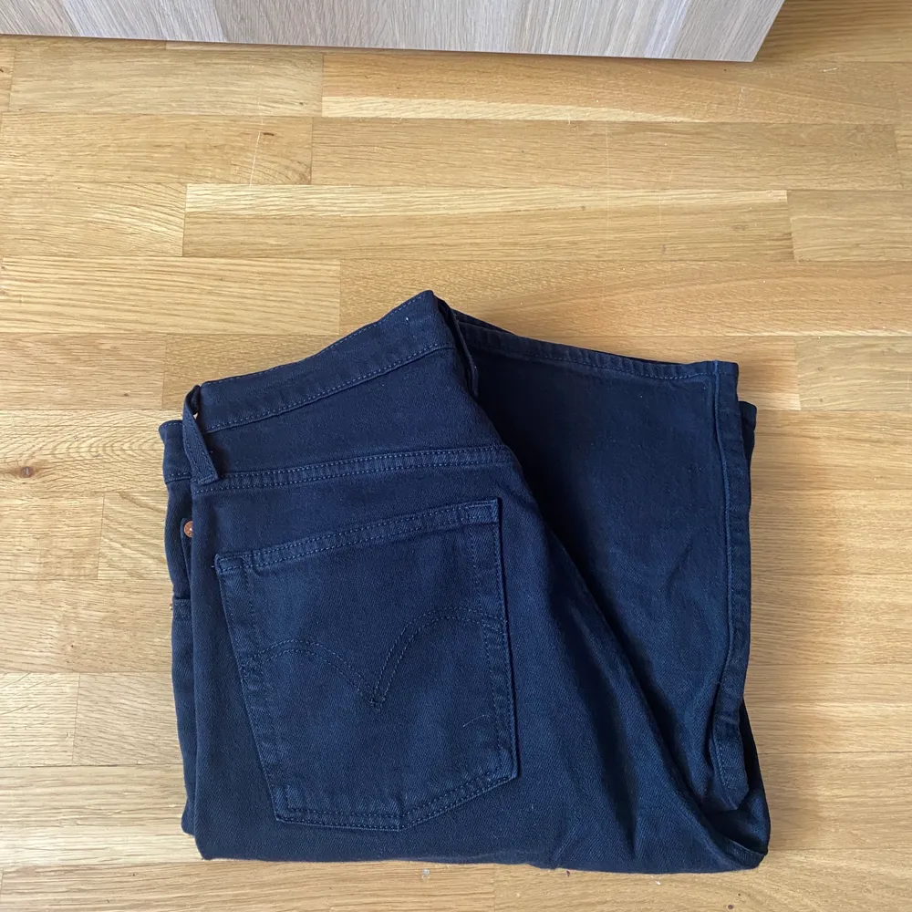 Ett par svarta Levis ribcage straight jeans, använda men i bra skick. W29/L29. Säljer även ett par blåa i samma storlek!. Jeans & Byxor.
