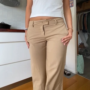 Beiga lågmidjade kostymbyxor - Säljer dessa eftersom de inte kommer till användning💕 hon på bilden är 171 som referens! 
