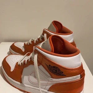 Jordan 1 Mid - Metallic Orange - Fint skick.  Strlk 43    Låda eller kvitto medföljer inte