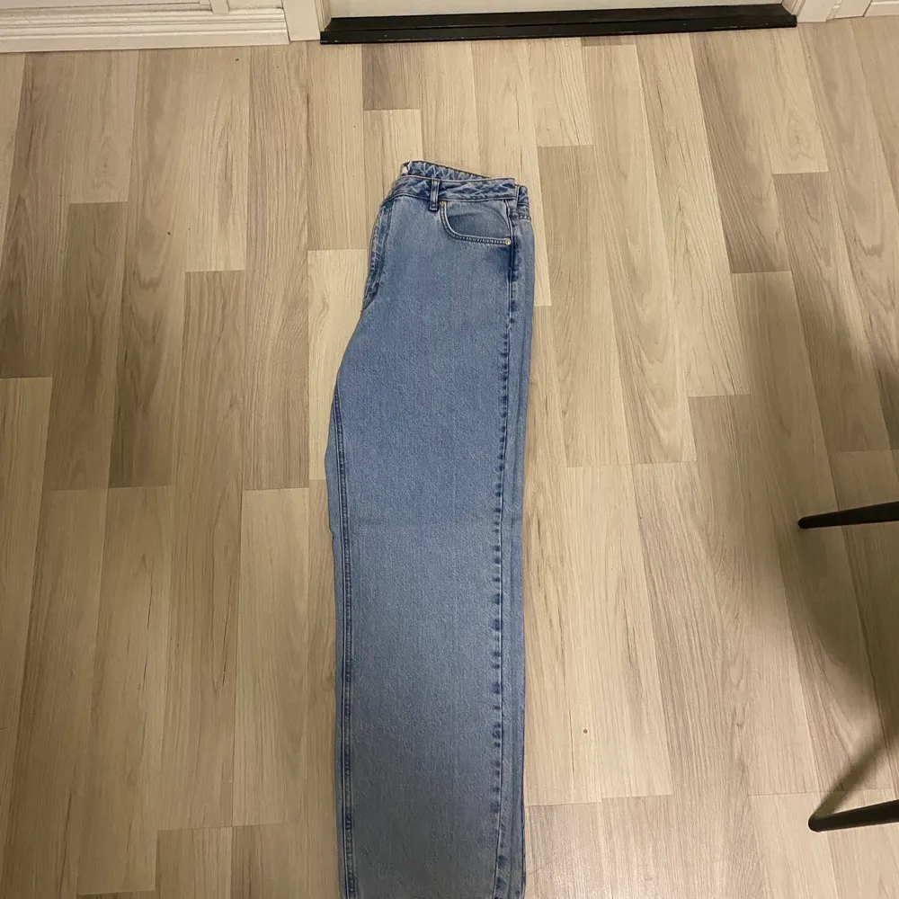 Säljer mina skitcoola na-kd jeans med en mörkblå och en ljusblå bakficka. De är i storlek 44 men om man gillar att ha de lite baggy, som de är på mig som vanligtvis bär 38, är de skitsnygga även så. Perfekt längd på mig som är 172. Pris går att diskutera.. Jeans & Byxor.