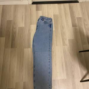 Säljer mina skitcoola na-kd jeans med en mörkblå och en ljusblå bakficka. De är i storlek 44 men om man gillar att ha de lite baggy, som de är på mig som vanligtvis bär 38, är de skitsnygga även så. Perfekt längd på mig som är 172. Pris går att diskutera.