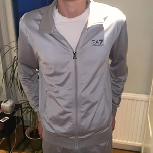 Armani dress - En grå Armani dress Orginal pris: 2000 Köpt på jd sports