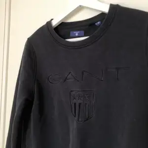 Svart tröja från Gant i storlek XS. Unisex.