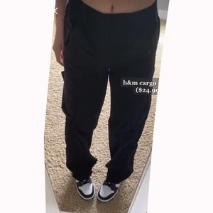 Cargo pants  - Säljer dessa svarta cargo byxorna! 💓 storlek: 36 men passar även 34 dessa blev också utsålda och väldigt trendiga (low waist) änvända 1-2 gånger tryck inte direkt på köp!🫶🏻