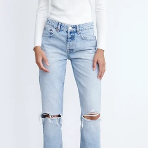 Blå Zara jeans - Säljer mina slutsålda jeans från Zara!🤍 Använt fåtal gånger och är i bra skick! Nypris 359kr