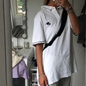 Nike piké  - Piké från Nike. Skriv för fler bilder eller vid frågor :) Kan mötas upp i Göteborg. 