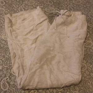 Linnebyxor  - Raka, fina linnebyxor! Använt fåtal gånger pga gillar inte riktigt hur de satt på mig. Tänker mig runt 150kr eller kom med bud. Står XS på lappen men passar S också. (Använd inte ”köp nu” funktionen!)