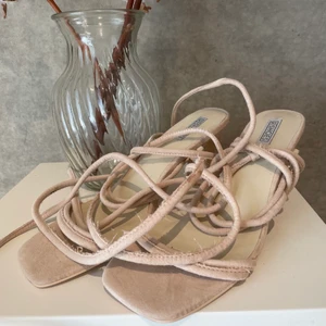 Klackskor NLY shoes, storlek 38 - Söta klackskor från NLY shoes i storlek 38. Aldrig använda. Har knytning som går att justera upp på foten/vaderna. Klacken är ca 7 cm.