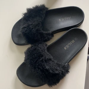 Fluffiga tofflor  - Svarta fluffiga tofflor i storlek 40🌟 Jag säljer dom för bara 45kr🙏🏼