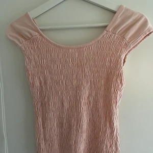 Rosa topp - Ljusrosa topp i stretchigt material, fint skick! Storlek xs/s.
