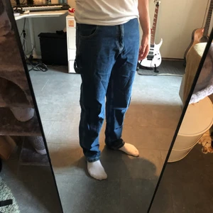 Dickies Carpenter Jeans - Ett par carpenter jeans från dickies i bra skick! Säljes pga att de inte används. Byxorna är W:30 L:32 och sitter straight. Pris kan diskuteras :)