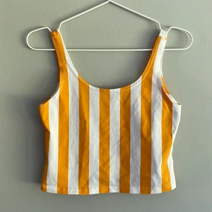 Randigt linne - weekday  - Vit och orange randigt linne från weekday. Knappt använt. Frakten står du för själv💕