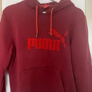 🤍 säljer röd vintage hoddie, från Puma                                              hör av er vid frågor‼️