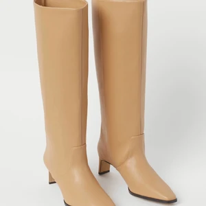 Klackar - Beigea klackar från hm som är slutsålda. Strl 37, säljer dem va för små för mig! Original pris är 600kr, säljer för 350kr. Oanvända!!