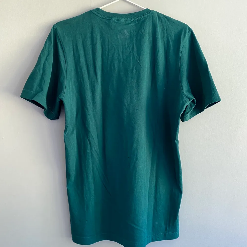Grön/blå T-shirt. Använd men i bra skick. Frakten står du för själv💕. T-shirts.