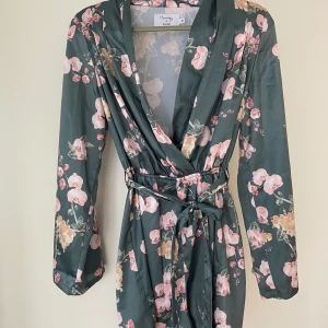 Nakd playsuit  - Som ny 🦋  Storlek 38 (mer som en 36a), använd två gånger.  