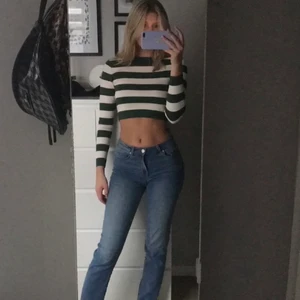 Lågmidjade blå straight jeans - Fina blåa jeans i storlek XS, funkar på S också💞, sitter perfekt på mig som är 160, nästan lite för långa i längden dock, (lånad bild) ❣️❣️