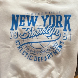 Sweatshirt  - Säljer denna sweatshirt från gina eftersom jag inte använder den💘 väldigt bra skick och inga fläckar