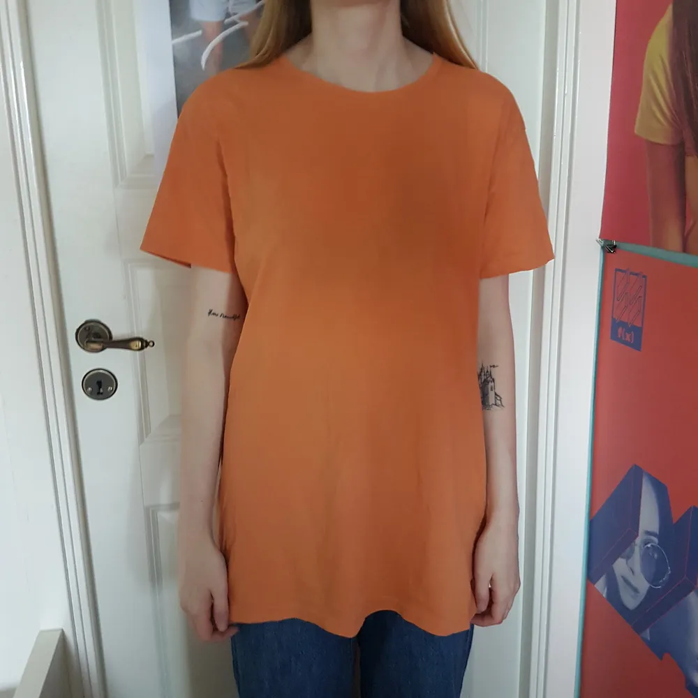 Orange basic tshirt, färgen är något ljusare än på bilden. Strl L, slim fit.. T-shirts.